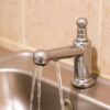Почему шумит смеситель при включении воды: причины и простые решения